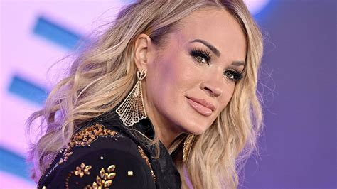 Carrie Underwood sizzles in red string bikini during break from。